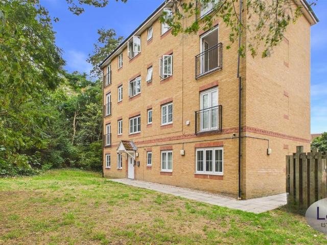 Bromley Close, East Road, Harlow CM20, 1 bed flat to rent, £1,250 pcm | PrimeLocation