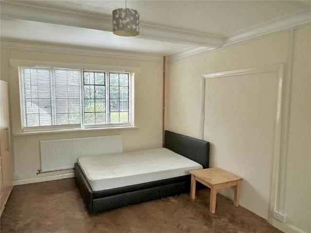 Bromley Common, Bromley, BR2 House share to rent £875 pcm £202 pw