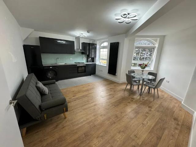 Bromley High Street, London E3, 3 bed flat to rent, £3,000 pcm | PrimeLocation