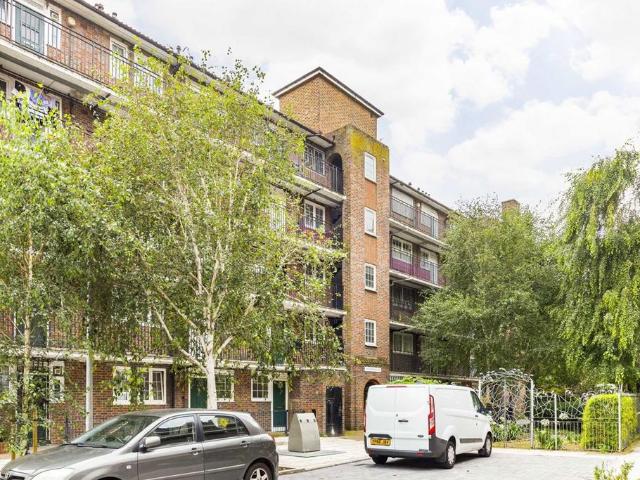 Bromley High Street, London E3 3 bed flat to rent £2,300 pcm £531 pw