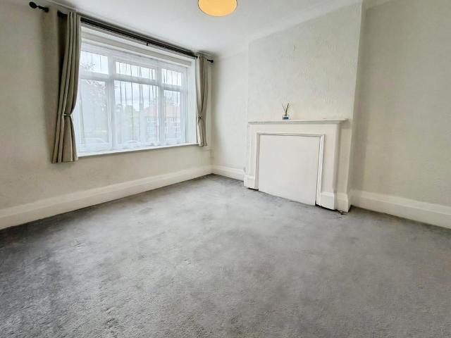 Bromley Hill Bromley BR1 1 bed flat to rent £1,325 pcm £306 pw