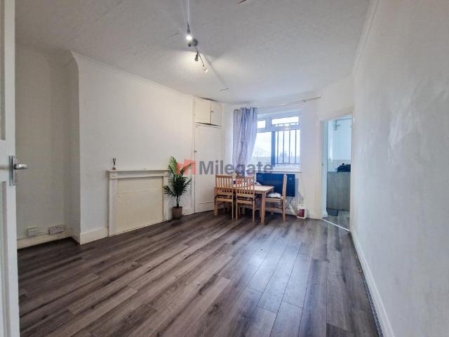 Bromley Hill, Bromley BR1 2 bed flat to rent £1,290 pcm £298 pw