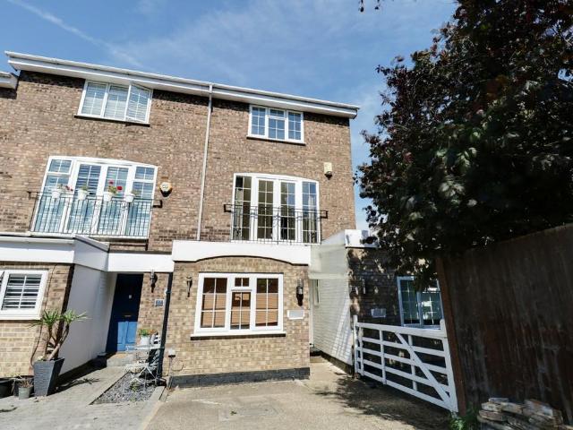Bromley, Kent BR1 5 bed end of terrace house to rent £2,500 pcm £577 pw