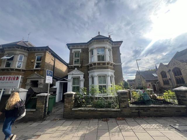 Bromley Road, Beckenham 2 bed flat to rent £1,650 pcm £381 pw