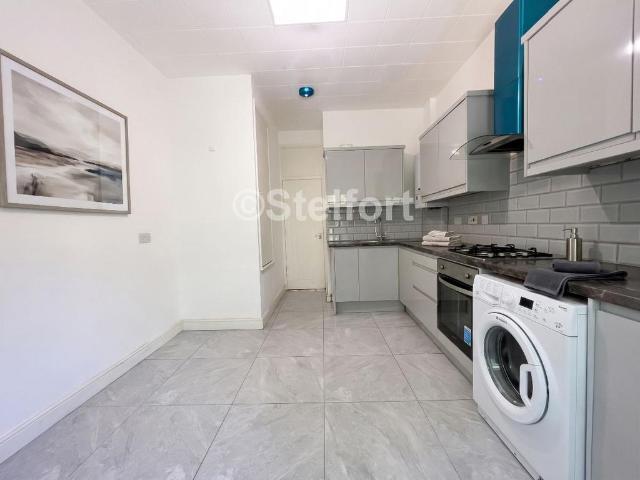 Bromley Road, Bromley BR1 3 bed apartment to rent £1,550 pcm £358 pw