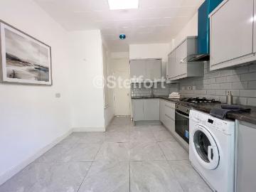 Bromley Road, Bromley BR1, 3 bed flat to rent, £1,650 pcm | PrimeLocation