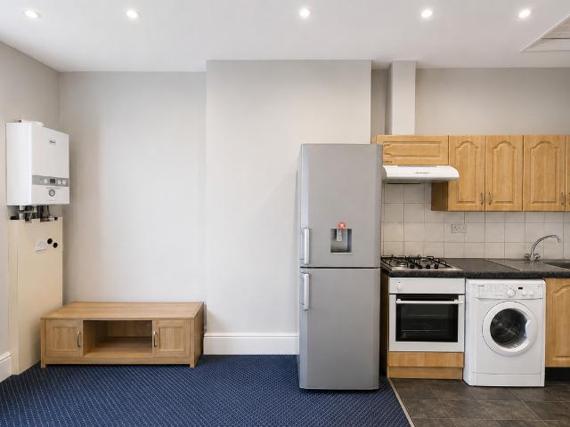 Bromley Road, London SE6, Studio to rent, £1,200 pcm | PrimeLocation