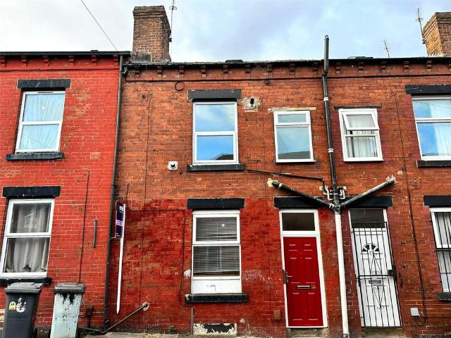 Brompton View, Beeston, Leeds, LS11 2 bed terraced house to rent £750 pcm £173 pw
