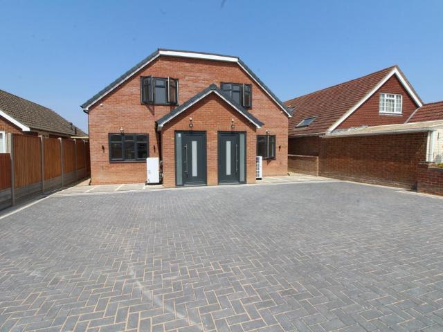 Brompton Farm Road, Rochester ME2 4 bed bungalow to rent £2,500 pcm £577 pw