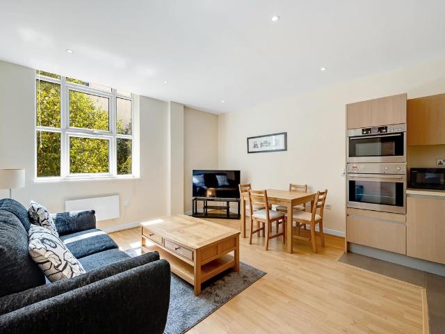 Bromyard Avenue, London W3, 2 bed flat to rent, £2,100 pcm | PrimeLocation