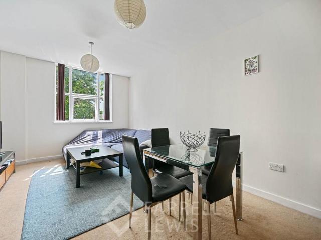 Bromyard Avenue, London W3 3 bed apartment to rent £2,850 pcm £658 pw