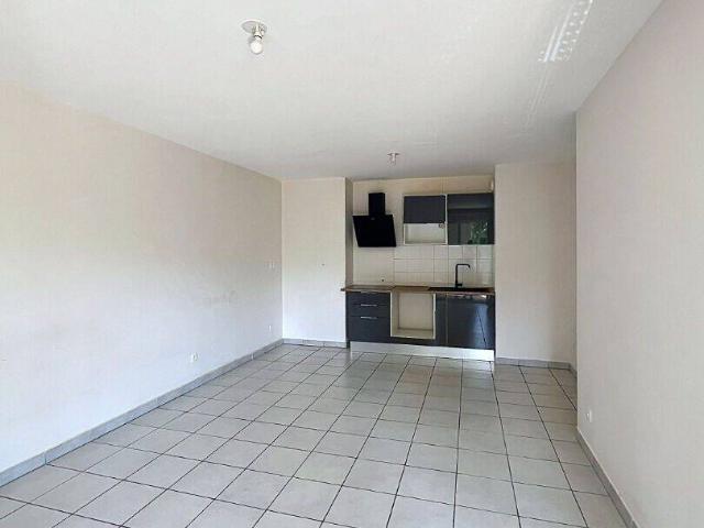 Bron: Appartement T3 avec beau balcon et un garage