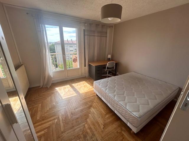 BRON COLOCATIONS chambre fermée Etudiantes BRON centre ville dans un T4 deux douches