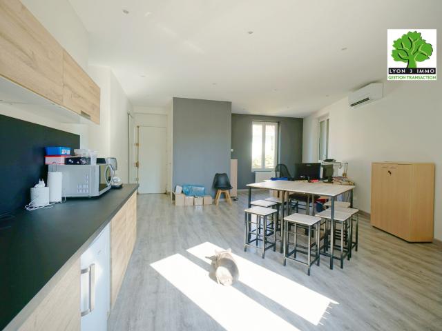 Bron Genêts limite Montchat, maison T3 possible T4 calme et rénovée
