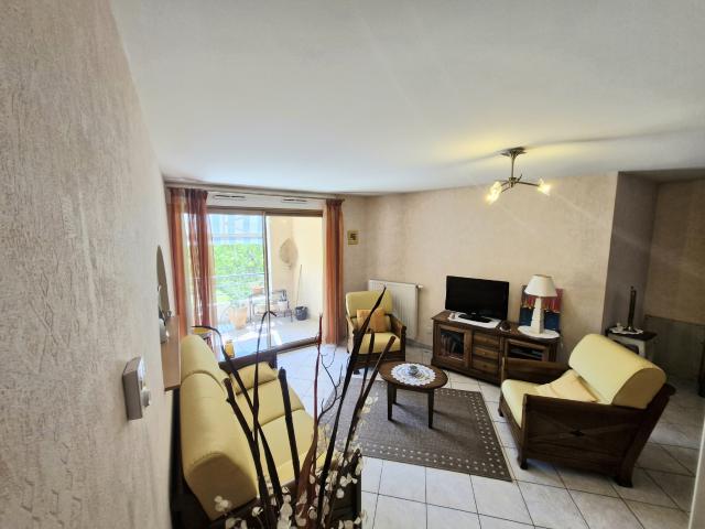 BRON PLEIN CENTRE T3 DE 75 m2 DANS IMMEUBLE DE BON STANDING ANNEE 2004