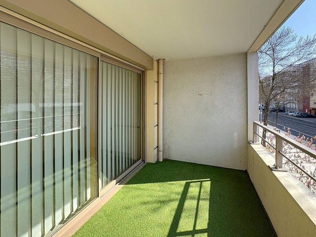 Bron: T4 Traversant avec terrasse, loggia, cave et garage doub
