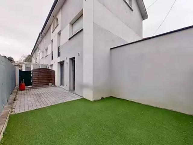 Bron 69500 Location maison 5 pièces t5 terrasse