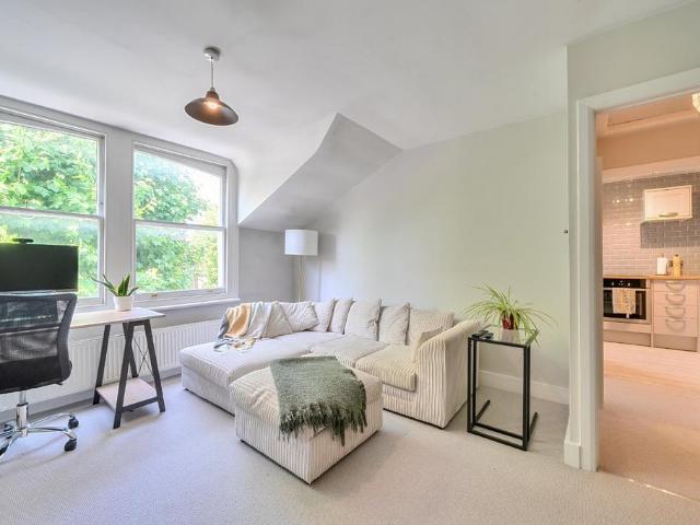 Brondesbury Villas, London, NW6 1 bed flat to rent £2,300 pcm £531 pw