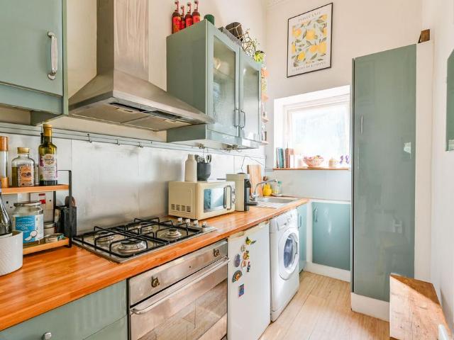 Brondesbury Villas, Queen's Park. 1 bed flat to rent £3,000 pcm £692 pw