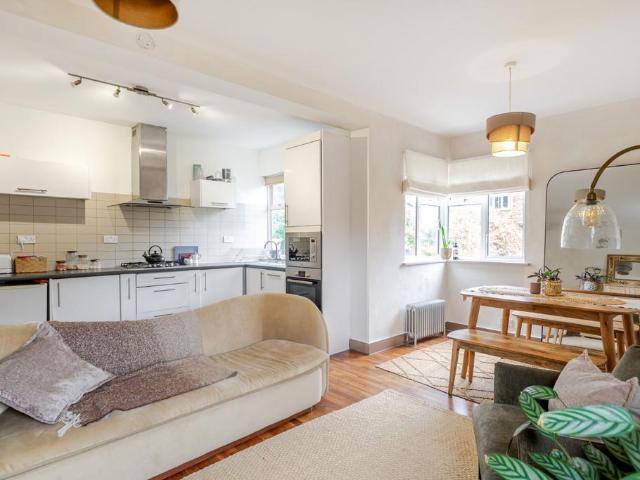Brondesbury Park, Brondesbury Park. 2 bed detached house to rent £2,350 pcm £542 pw