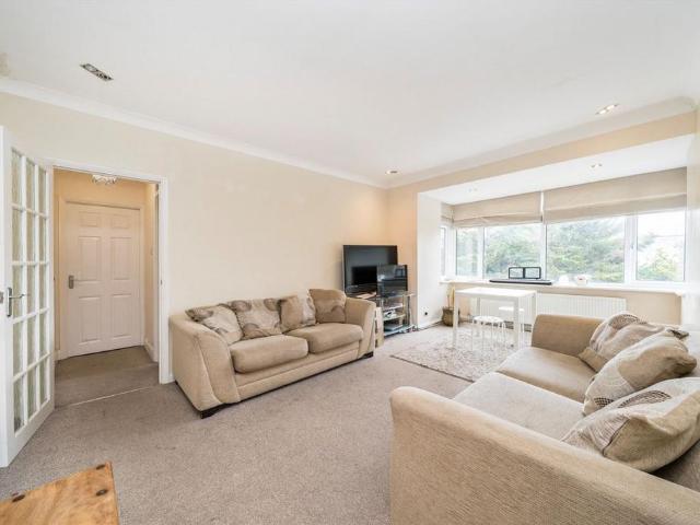 Brondesbury Park, London NW6 2 bed flat to rent £2,000 pcm £462 pw