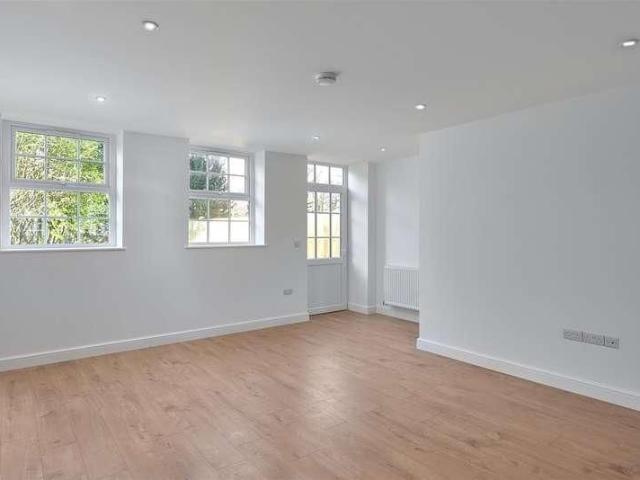 Bronte Close, Rugby, CV21
