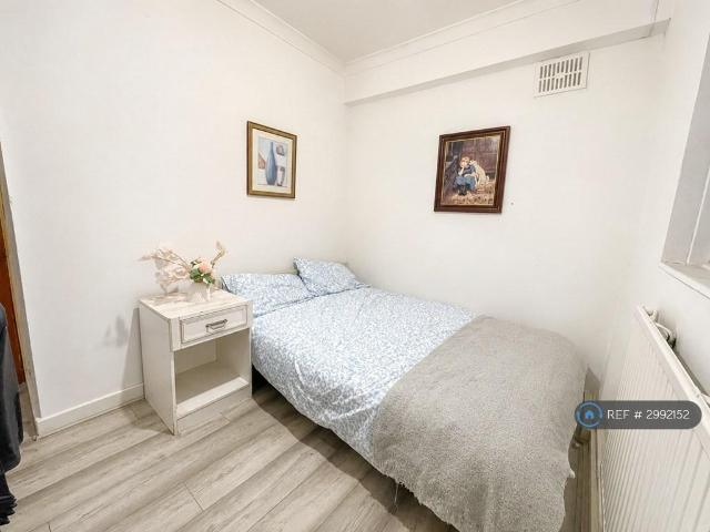 Bronti Close, London, SE17 3 bed flat to rent £2,650 pcm £612 pw