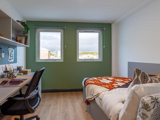 Bronze En Suite at Winfield Court. 1 bed private hall to rent £715 pcm £165 pw