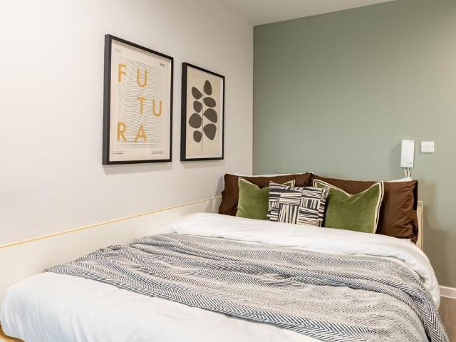 Bronze Studio at New Bridewell. Studio to rent £1,690 pcm £390 pw