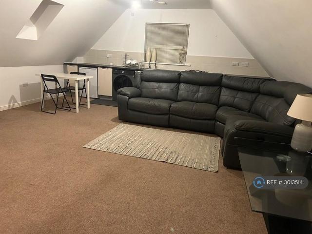 Bronze View, Coventry, CV4 Studio to rent £795 pcm £183 pw