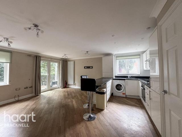 Brook Avenue, Ascot 2 bed apartment to rent £1,600 pcm £369 pw