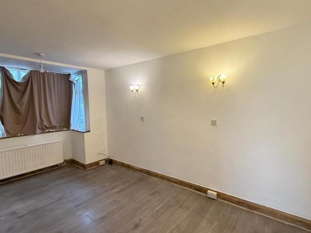 Brook Avenue, Harrow HA2 4 bed bungalow to rent £2,650 pcm £612 pw