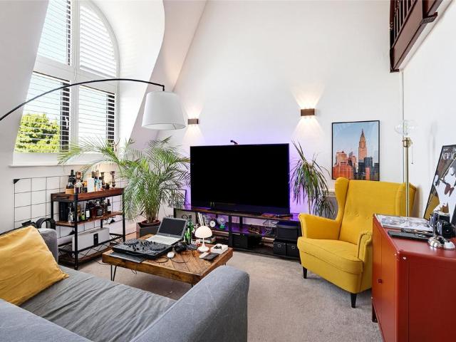 Brook Court, Brook Road South. 1 bed flat to rent £1,650 pcm £381 pw