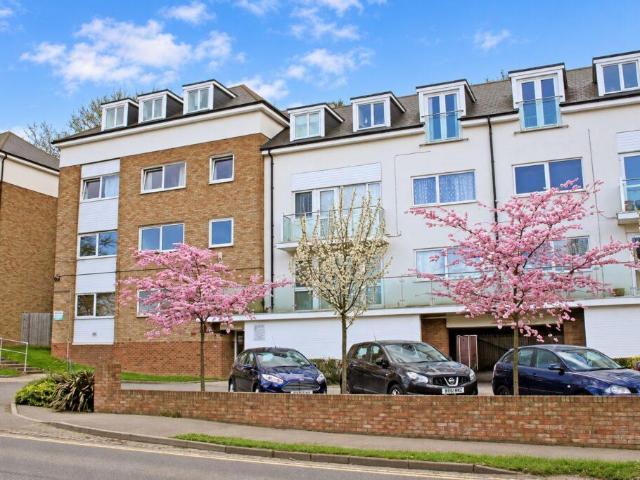 Brook Court, Radlett WD7 2 bed flat to rent £1,500 pcm £346 pw