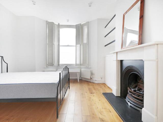 Brook Drive, London 3 bed flat to rent £4,000 pcm £923 pw