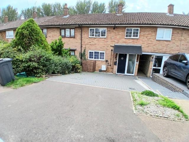 Brook Drive, STEVENAGE 3 bed house to rent £1,700 pcm £392 pw