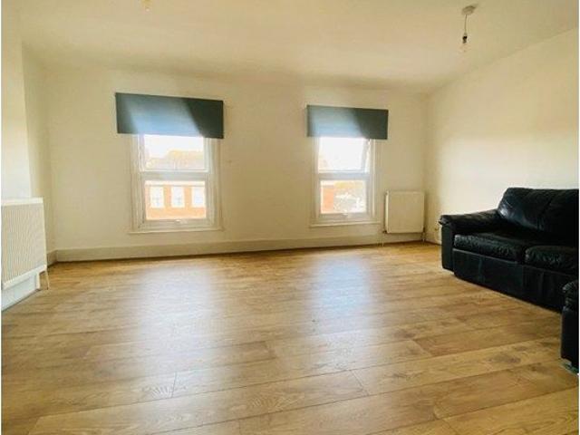 Brook House, Surbiton KT6, 3 bed flat to rent, £2,350 pcm | PrimeLocation