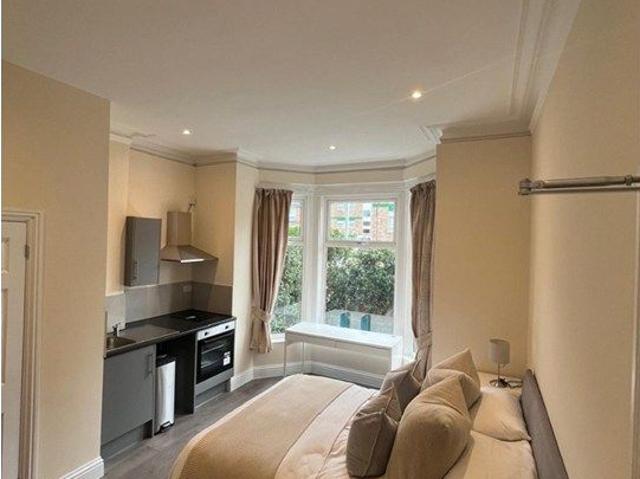 Brook St, Luton LU3, Studio to rent, £900 pcm | PrimeLocation