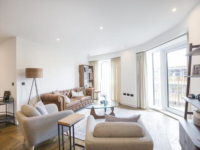 Brook Street, Kingston Upon Thames KT1 3 bed apartment to rent £3,500 pcm £808 pw