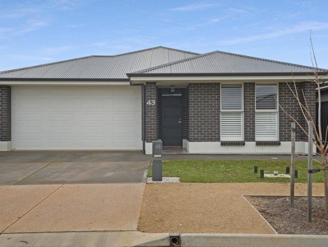 Brookmont Estate Living with City Bound Convenience!
