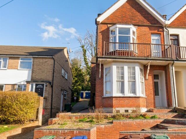 Brooke Avenue, Harrow HA2 2 bed flat to rent £1,550 pcm £358 pw