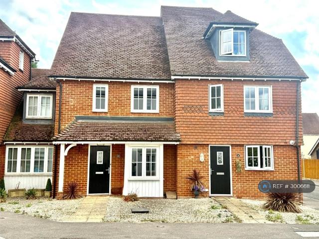 Brookfield Drive, Horley, RH6 3 bed terraced house to rent £2,100 pcm £485 pw