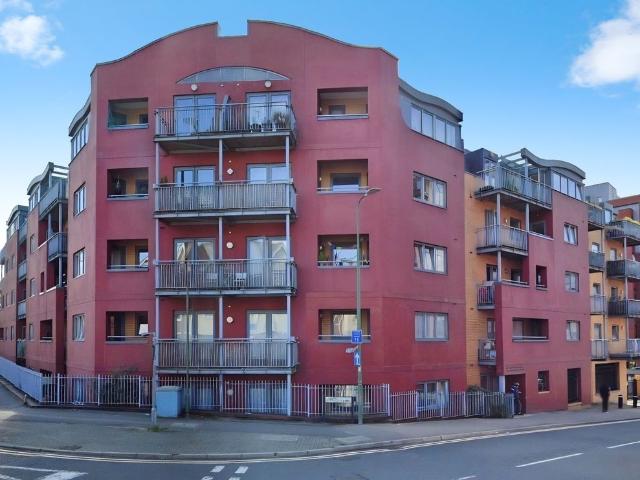 Brookfield House, Hemel Hempstead HP2, 2 bed flat to rent, £1,450 pcm | PrimeLocation