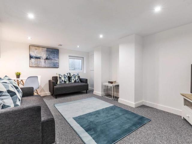 Brookfield Place, Leeds LS6 6 bed house to rent £3,198 pcm £738 pw