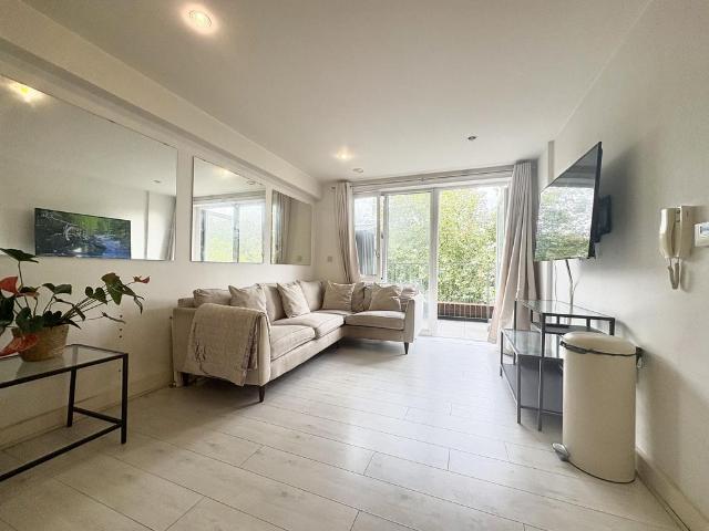 Brookhill Road, London, SE18 1 bed apartment to rent £1,750 pcm £404 pw