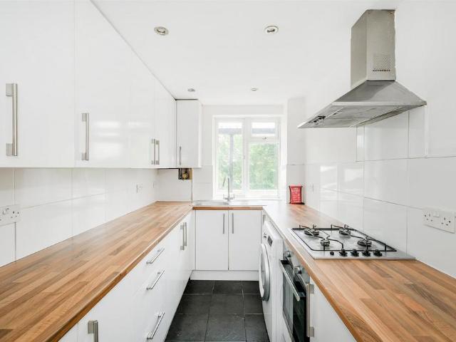 Brooklyn Court, High Road, Loughton 2 bed flat to rent £1,550 pcm £358 pw