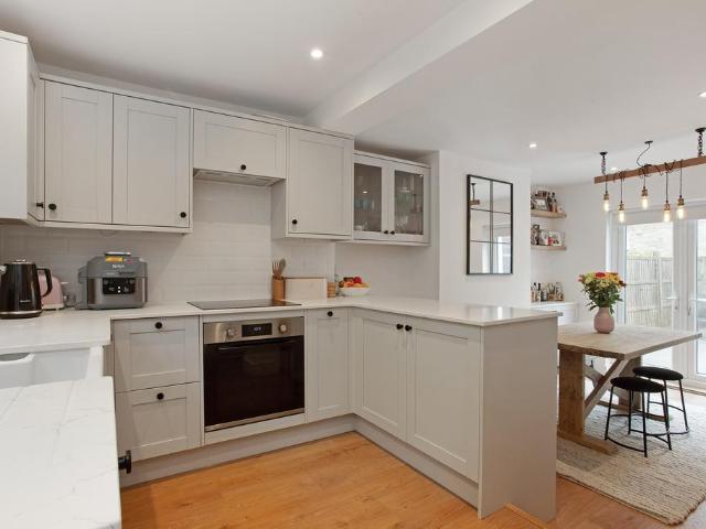 Brooklands Lane, Weybridge, KT13 3 bed house to rent £2,650 pcm £612 pw