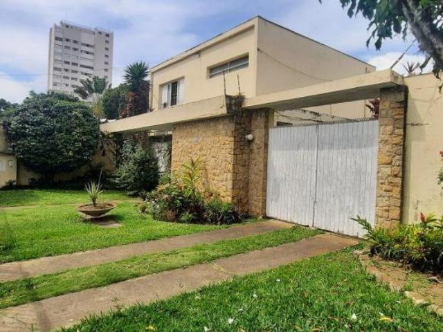 Brooklin, Luisiania, casarão 1000 m2 de terreno, com muito jardim, 496 m2 construídos, 8 garagens