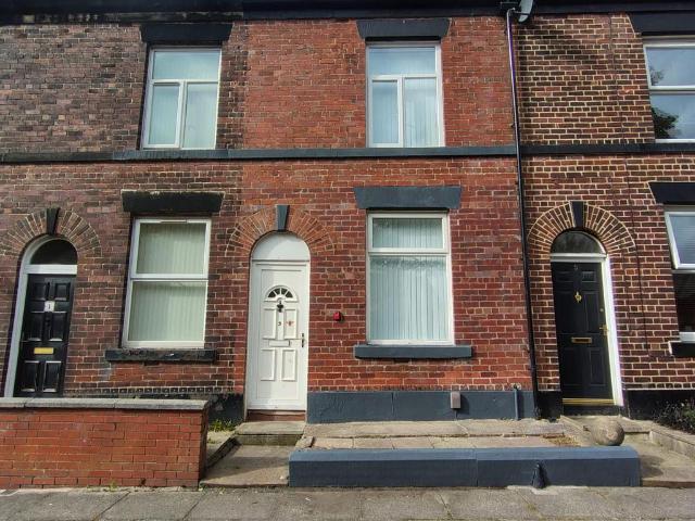 Brookshaw Street, Bury BL9 2 bed terraced house to rent £849 pcm £196 pw