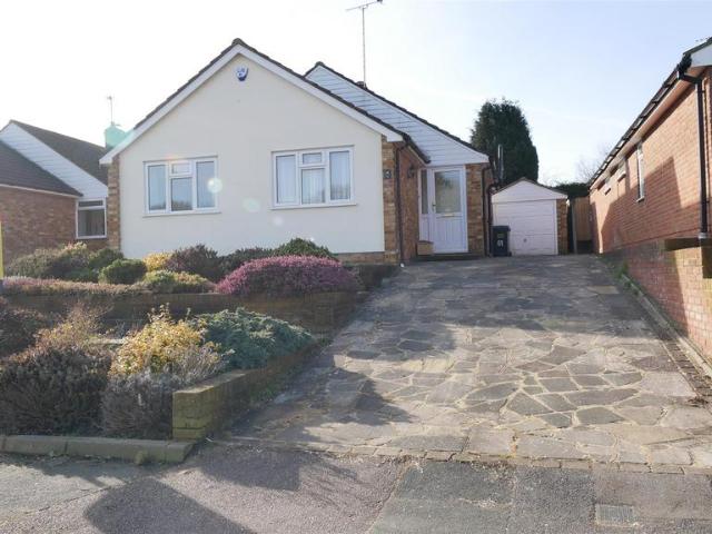 Brookside Crescent, Cuffley 2 bed detached bungalow to rent £2,550 pcm £588 pw
